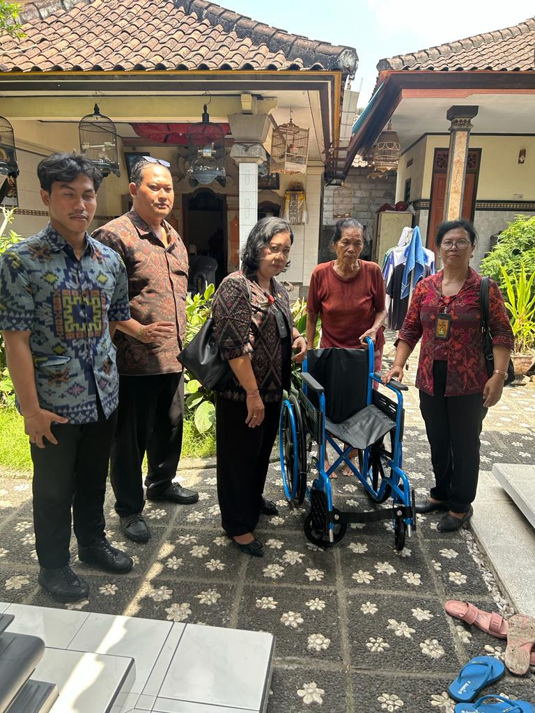 PENYERAHAN BANTUAN KURSI RODA DARI DINAS SOSIAL KABUPATEN BADUNG DI BANJAR TAMAN SARI ATAS NAMA ( NI NYOMAN WIDEN) DAN DI BANJAR PANCA WARGA ATAS NAMA ( I MADE PAGER )